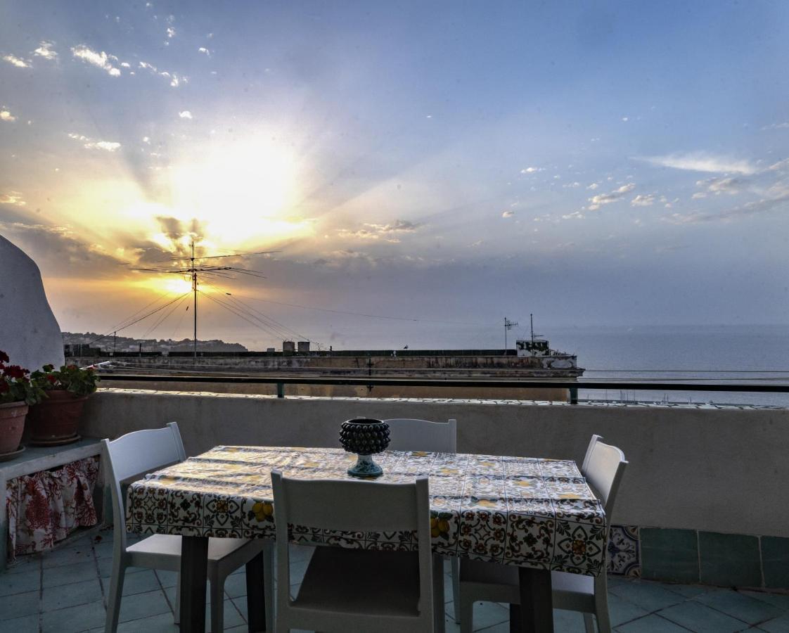 Apartamento Nel Punto Piu Alto Dell' Isola, Terrazza Con Vista Mozzafiato Procida Exterior foto